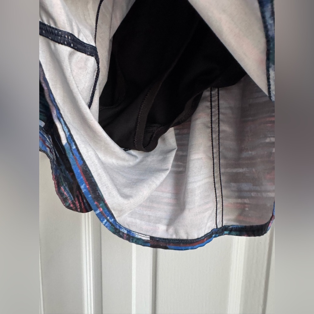 Lululemon Tracker Short V 4"
Hinshu Alpine White Multi - Picture 6 of 8